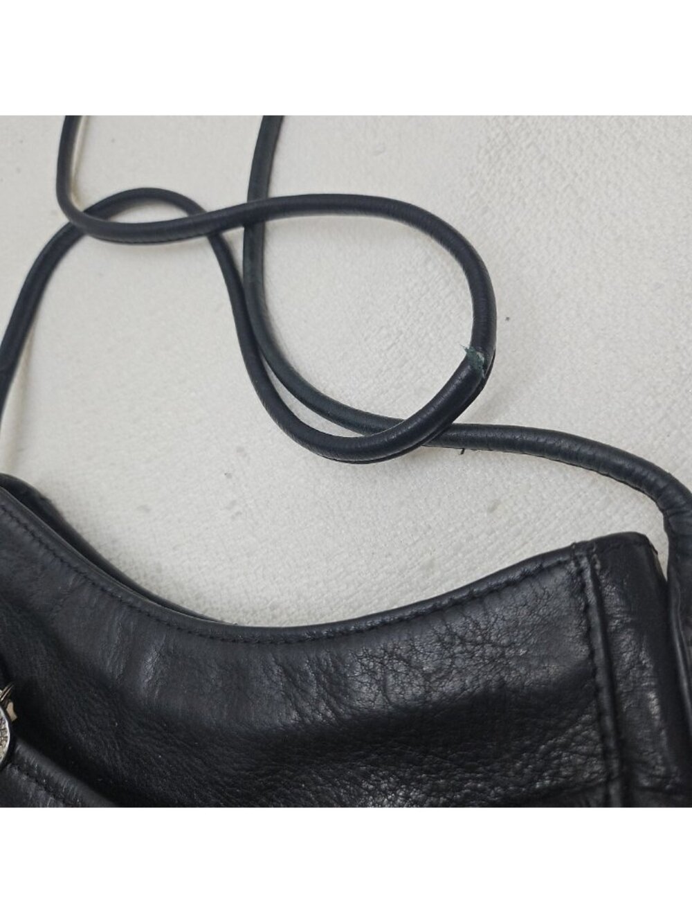 Vintage Fossil Black Leather Crossbody Bag Key Charm Y2K Minimalist - Picture 16 of 16